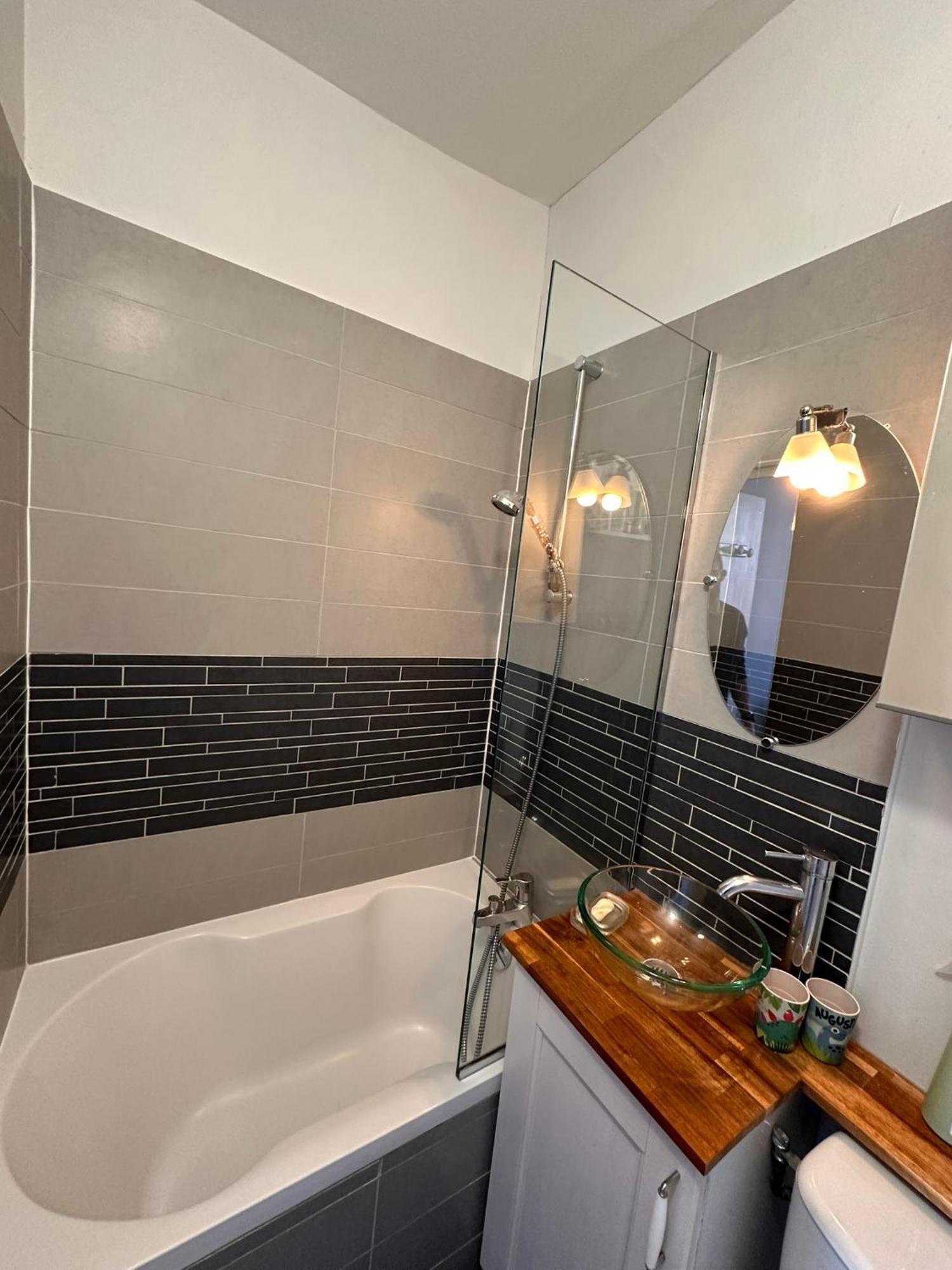 *exceptional Family * Center Of Paris*